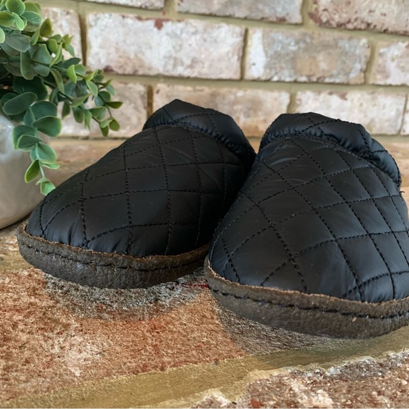 Sorel | Black Quilted Slippers - Picture 2 of 9